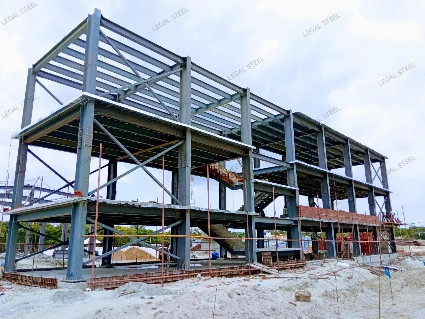 Multi-storey steel frame construction with floor decks and bracing